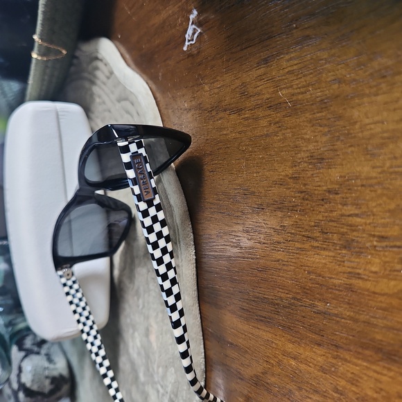 Versace sunglasses gently used.  Like new - Picture 9 of 10